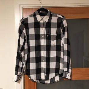 Levi’s Plaid Boyfriend Button Up Shirt in Black and White